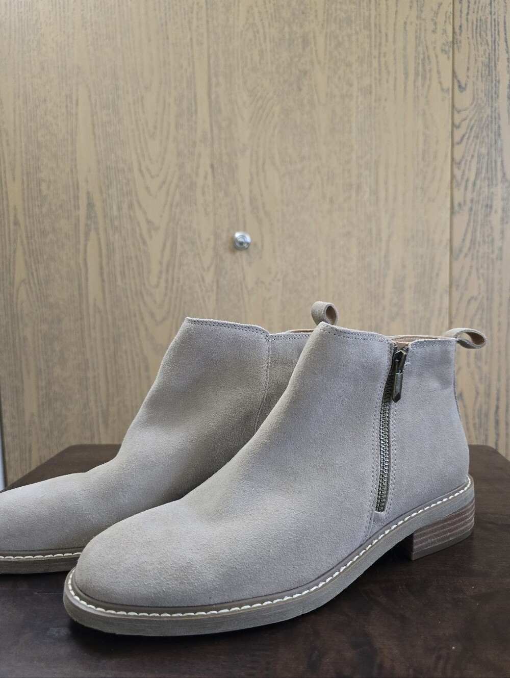 Crown Vintage Men's Suede Chukka Boots — Light Gray/Tan